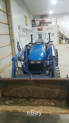 New Holland TC25 4x4 Tractor With Loader